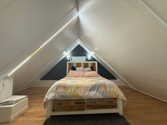 Building Photo - Modern 3-Bedroom Retreat in the Heart of C...