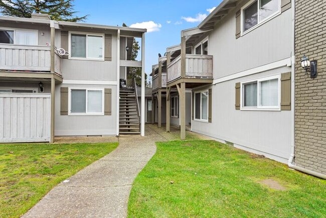 Building Photo - 2 bedroom available soon ! Apply Now!!