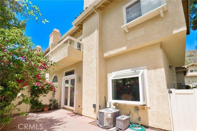 Building Photo - 3055 E Hillcrest Dr