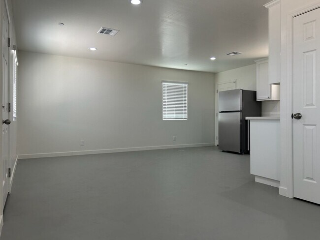Building Photo - 1340 W Mariposa Ave