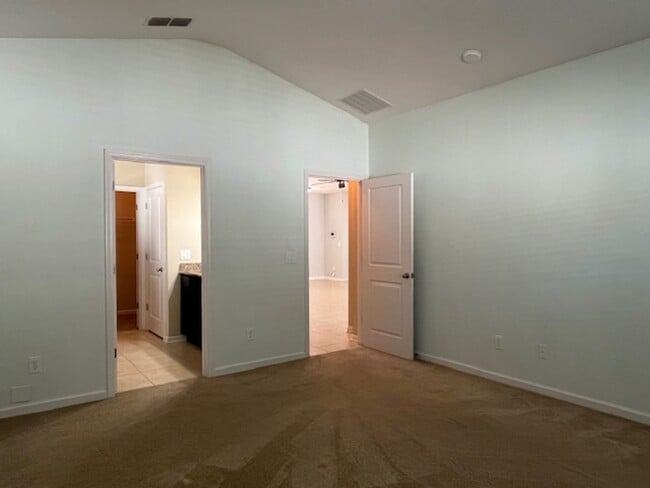 Building Photo - Well Appointed 4/3  Dreamfinders Home