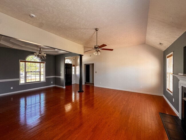 Building Photo - Lovely 4 Bed 2 Bath Home in Hope Mills