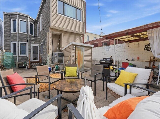 Building Photo - 207 19th St