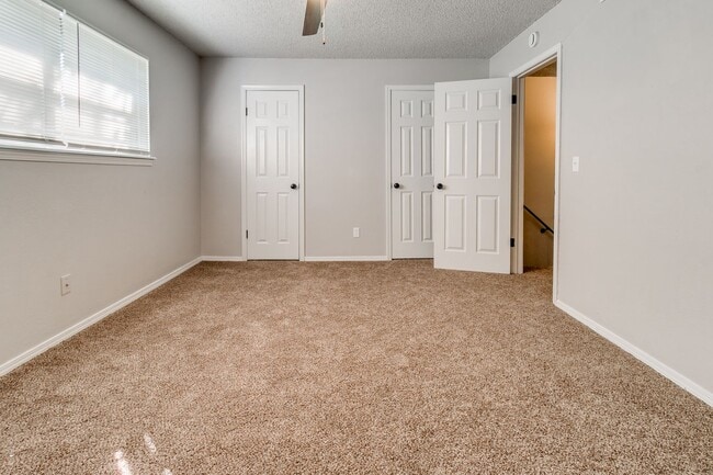 Building Photo - Newly Renovated 2bed 2 bath !Townhome