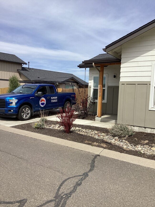 Building Photo - 899 NE Discovery Loop