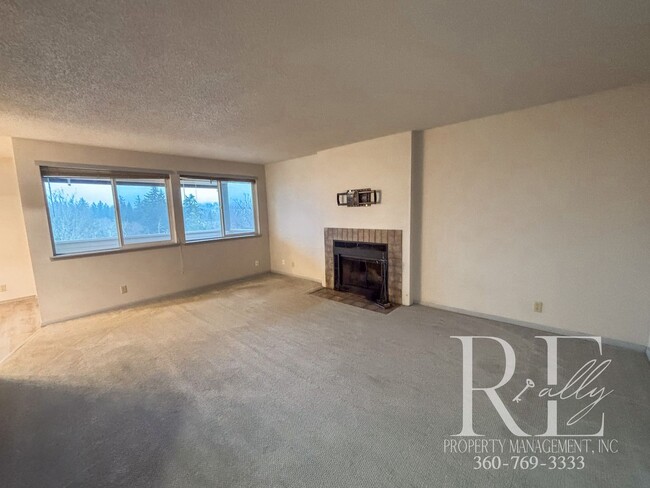 Building Photo - Top-Floor 1-Bedroom Condo with Stunning Mo...