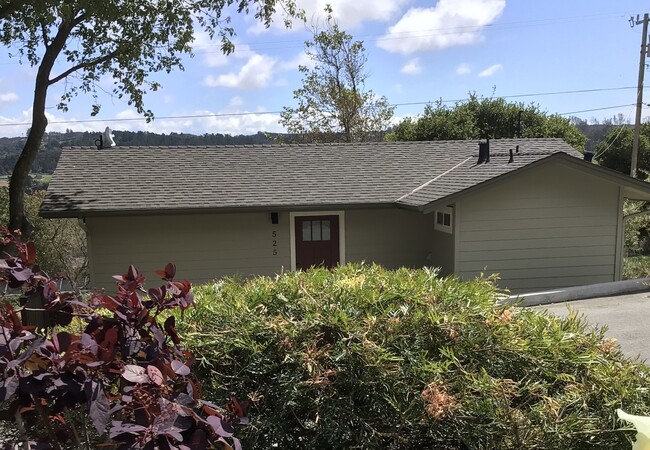 Building Photo - 525 Pini Rd