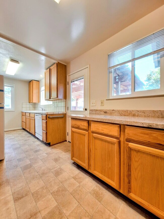 Building Photo - Country Style 3bd Home With Detached Garage