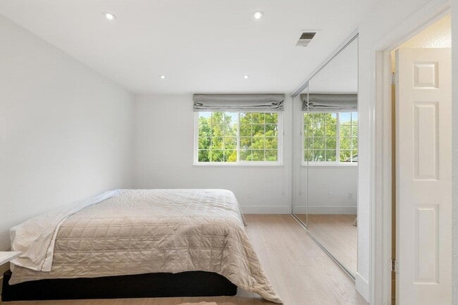 Building Photo - 142 Monaco Dr