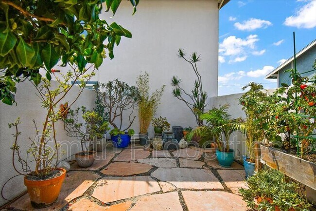 Building Photo - 122 S Guadalupe Ave