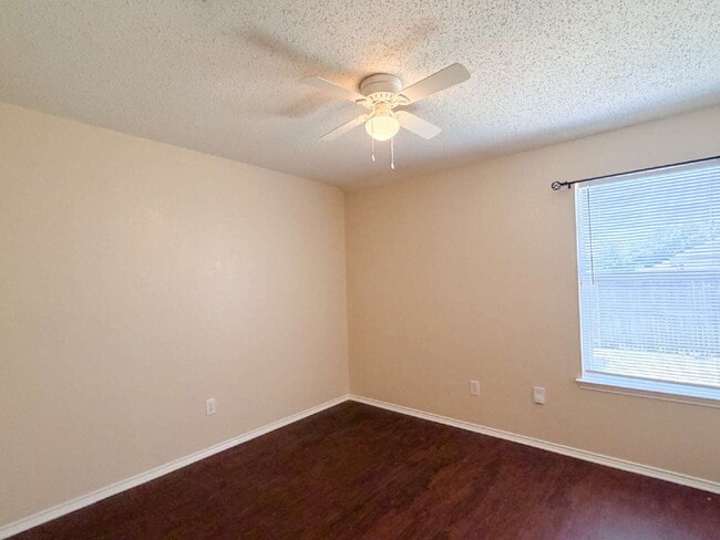 Building Photo - 3 Bed, 2 Bath Home in Burleson, TX
