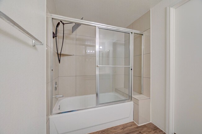 Building Photo - Beautifully remodeled ground-floor, 2 bed 2 bath condo