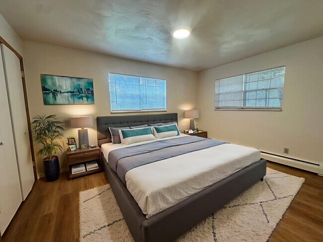 Building Photo - 3 Bedroom, 2 Bath! with Parking, Washer and Dryer, finished basement! (Comanche)