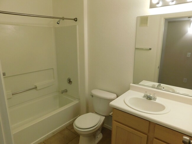 Building Photo - 2 bed 2 bath downstairs condo Gated commun...