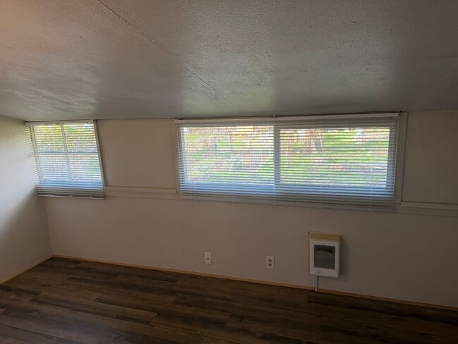 Building Photo - 2 bedroom 1 bathroom house - Close to Campus!