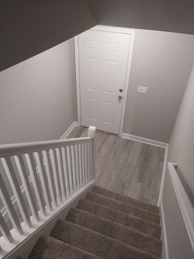 Building Photo - Gorgeous 3 Bedroom 2 Bath Townhome
