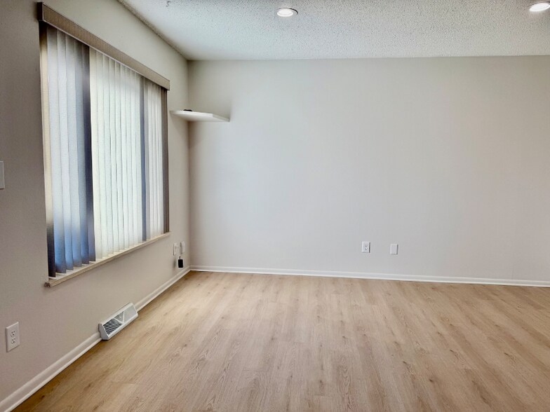 Building Photo - 408 E Thunderbird Dr