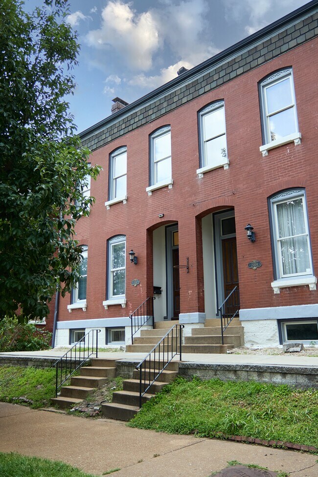 Building Photo - 2702 S 13th St