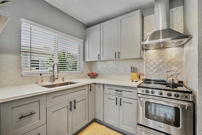 Building Photo - 1215 NE 17th Ave