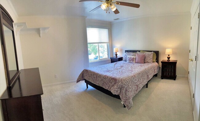 Building Photo - 2009 Sweetbriar Ln