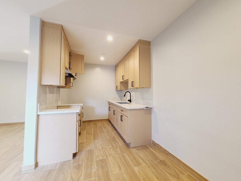 Building Photo - 14547 Saticoy St