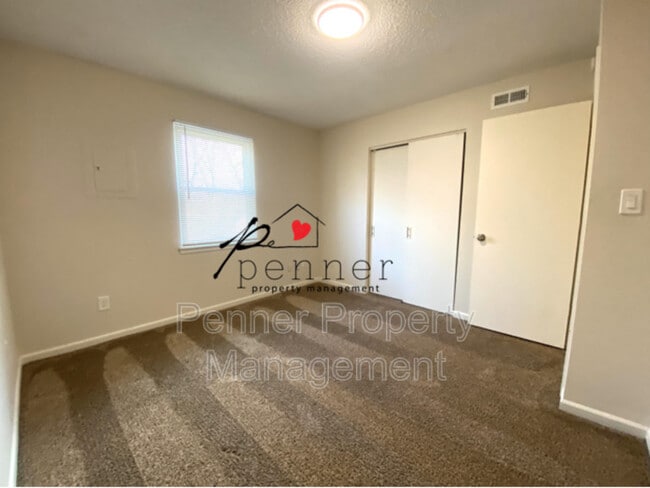 Building Photo - 1032 NE Lindsay Ave