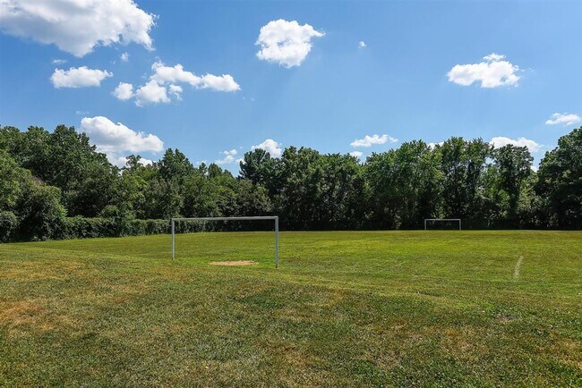Building Photo - Great 2BR 2BA in Kenwood Forest Community in Downtown Bethesda