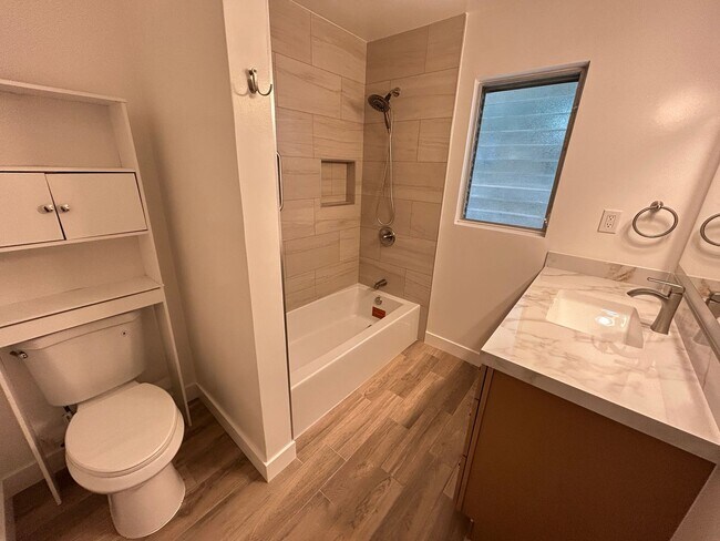 Building Photo - Adorable 2 Bed 1 Bath Duplex Unit in Orange Near Old Towne Orange