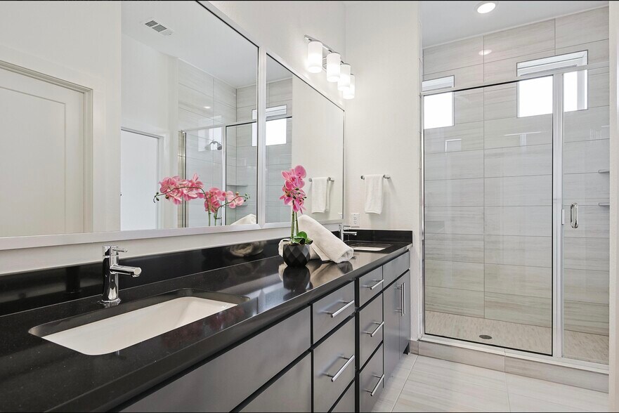 Master Bath Lvl2 - 7621 Hewitt