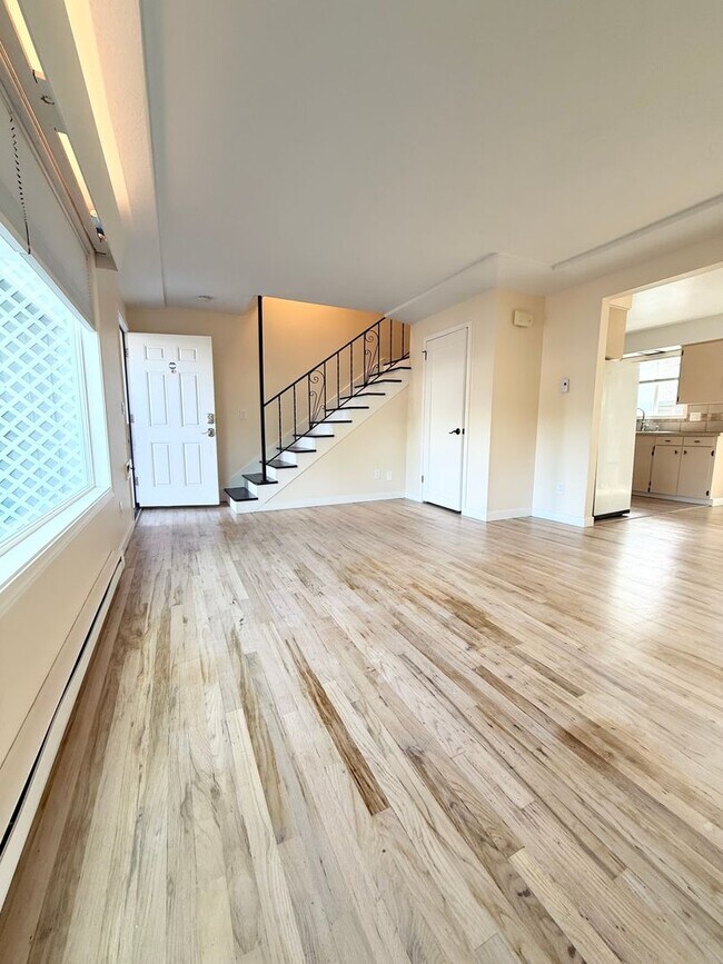 Building Photo - Charming 2 Bedroom Unit in NE Portland Water/ Sewar & Garbage PAID FOR!!!