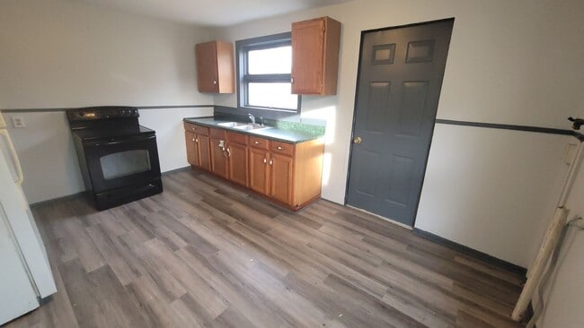 Building Photo - 217 Thompson St