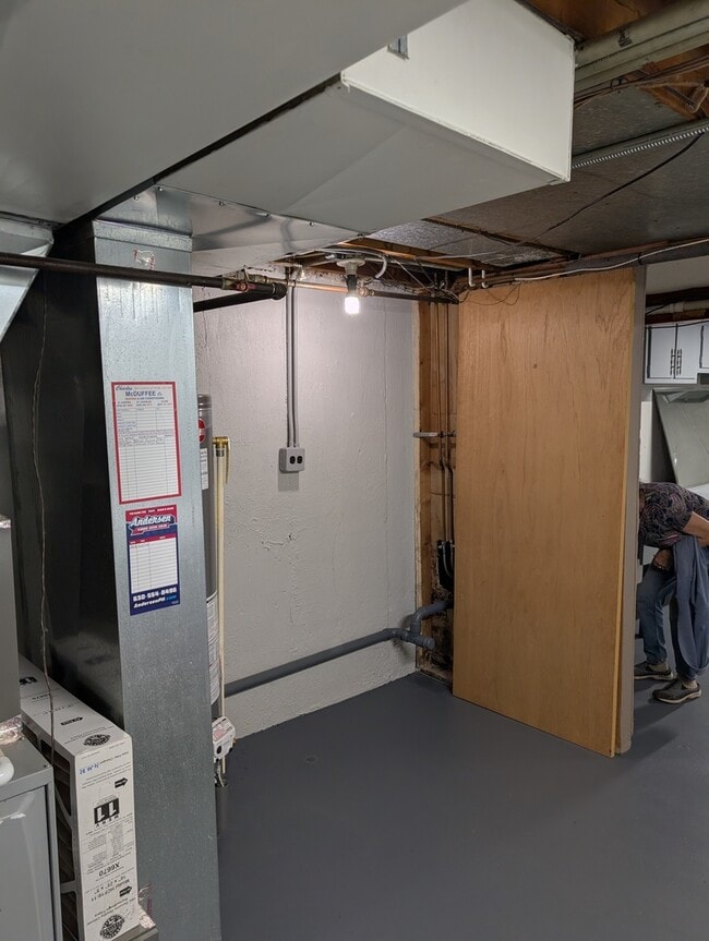 Building Photo - 208 Dee Rd