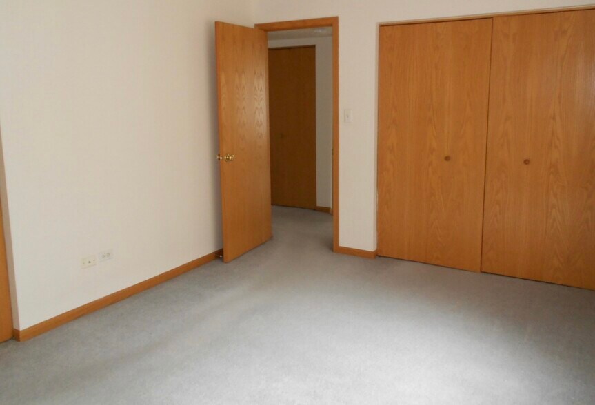 Building Photo - 9432 S Kolmar Ave