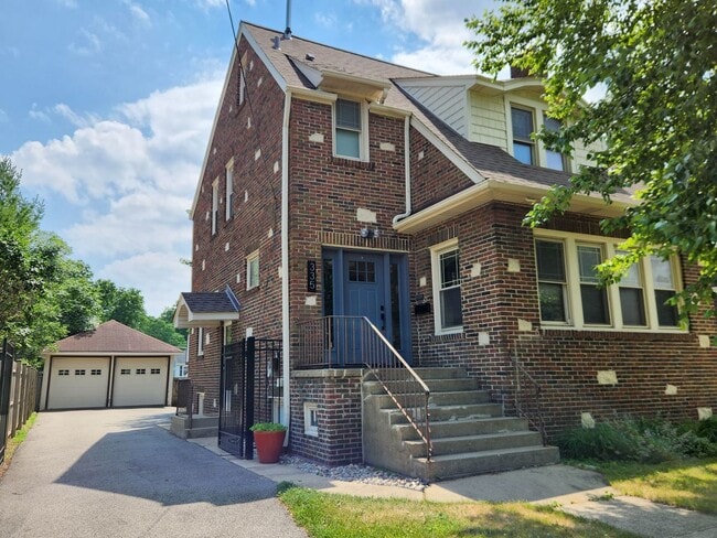 Primary Photo - 335 W Palatine Rd
