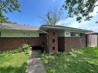 Building Photo - $100 Move In Specials