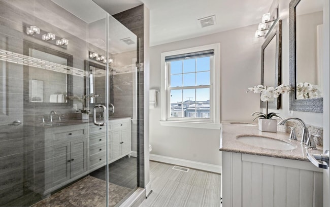 Building Photo - 4 bed 3.5 bath. Parking! Pets Welcome!