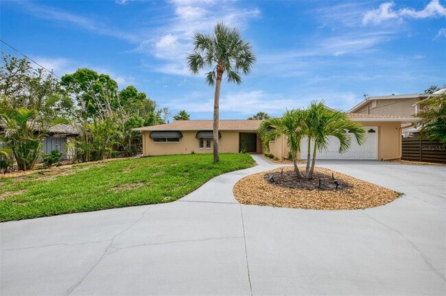 Building Photo - 4946 Commonwealth Dr