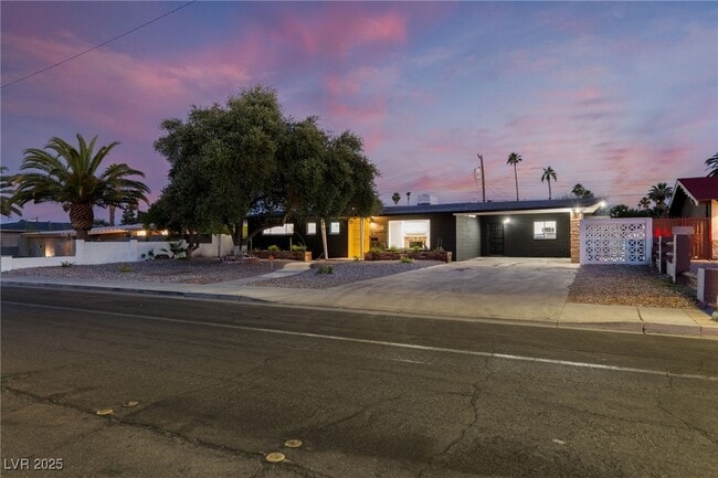 Building Photo - 548 E Oakey Blvd