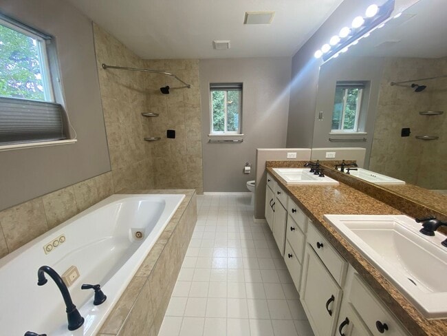 Building Photo - A gorgeous Eagle River home with views for...