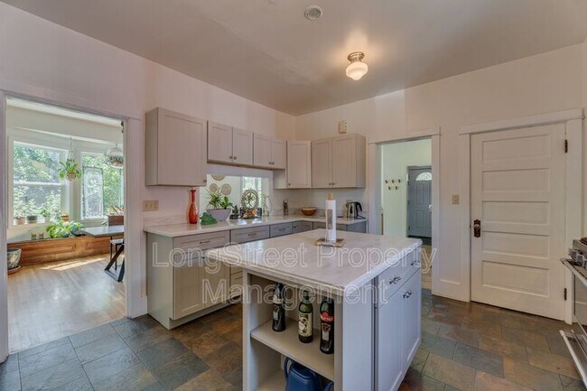 Building Photo - 5236 NE 18th Ave