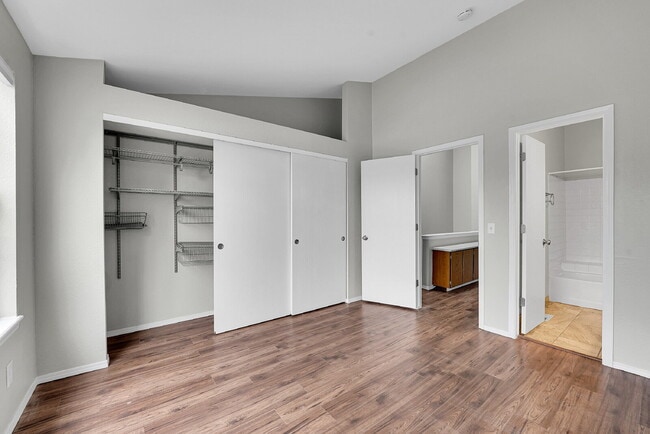 Building Photo - $2,450.00, 2-bed, 2.5 bath, located in Lak...
