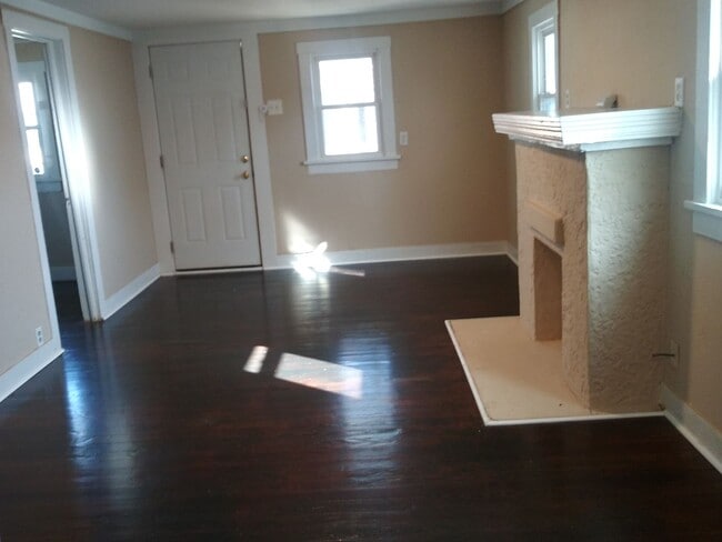 Building Photo - Large 2 bed 1 bath