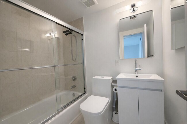 Building Photo - 2660 NE 8th Ave