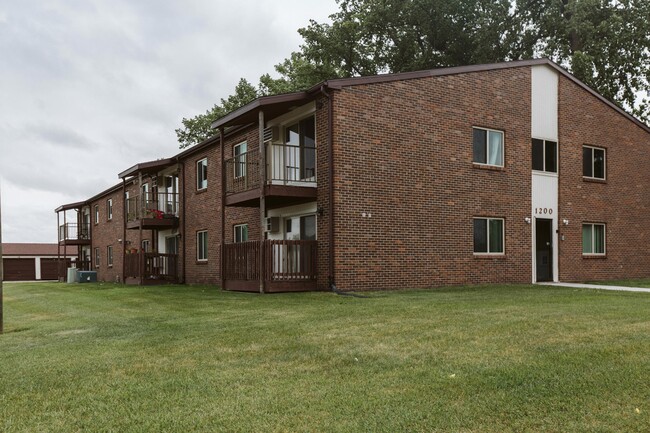 Building Photo - Barrette Arms