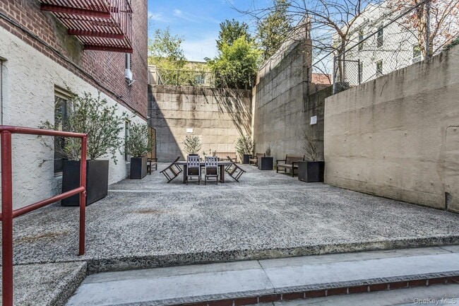 Building Photo - 67-25 Clyde St