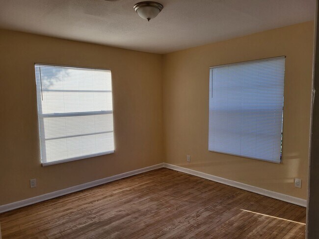 Building Photo - Renovated 4/2.5 Home with garage and large private backyard