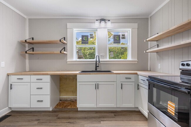 Building Photo - Welcome to this charming 3-bedroom, 1-bath...