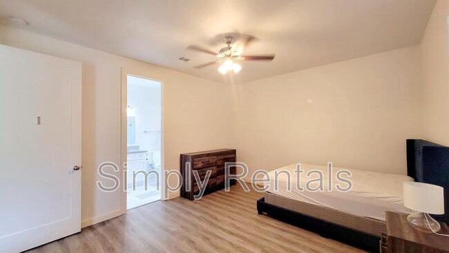 Building Photo - 1711 Sycamore St