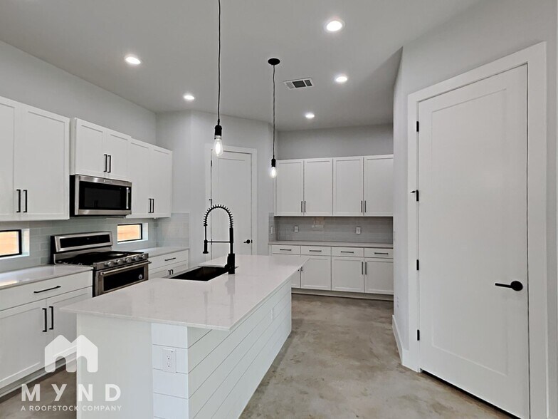 Building Photo - 2820 Prado St