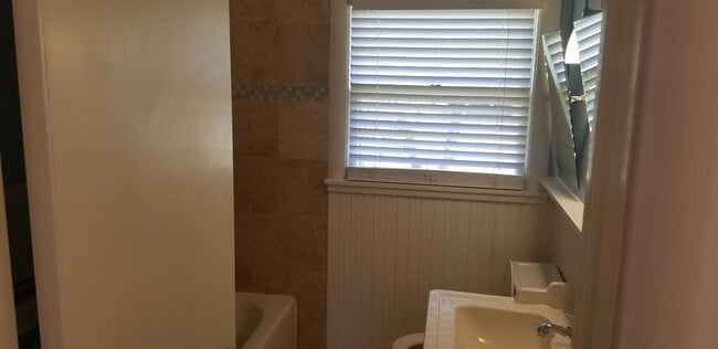 Building Photo - 211 Oak Leaf Dr